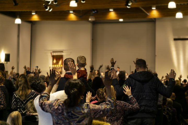 Kerk achterin - handen omhoog in aanbidding
