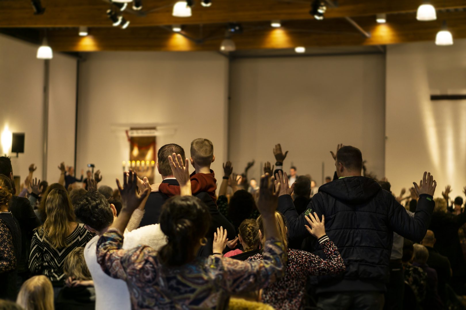 Kerk achterin – handen omhoog in aanbidding